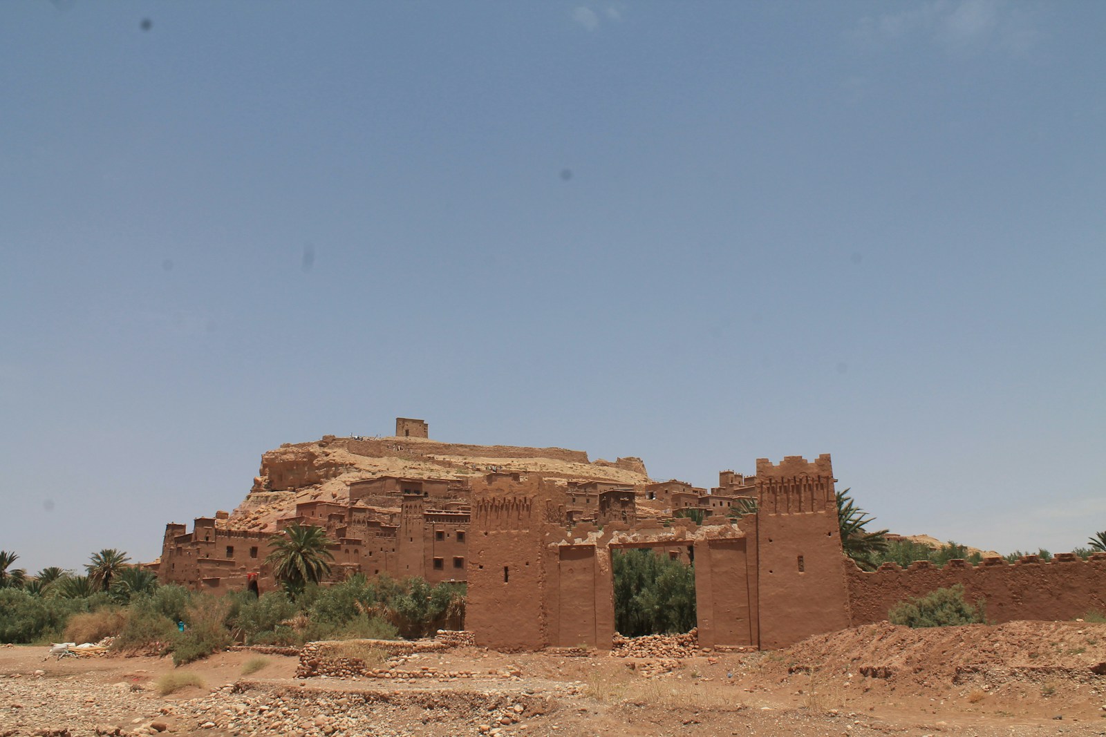 a large brown building sitting in the middle of a desert